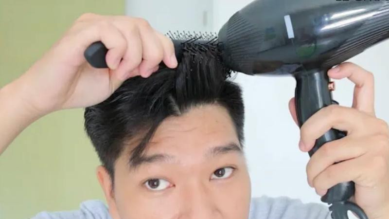 Cách tạo kiểu tóc xoăn bồng bềnh bằng máy sấy, mang lại vẻ đẹp tự nhiên.