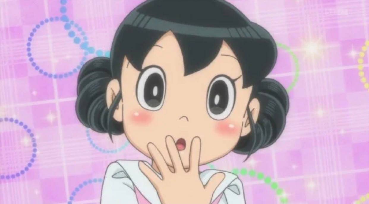 Cận cảnh tạo hình tóc Shizuka với búi tóc cao cá tính, thể hiện sự năng động và hiện đại của nhân vật hoạt hình Shizuka Doraemon.