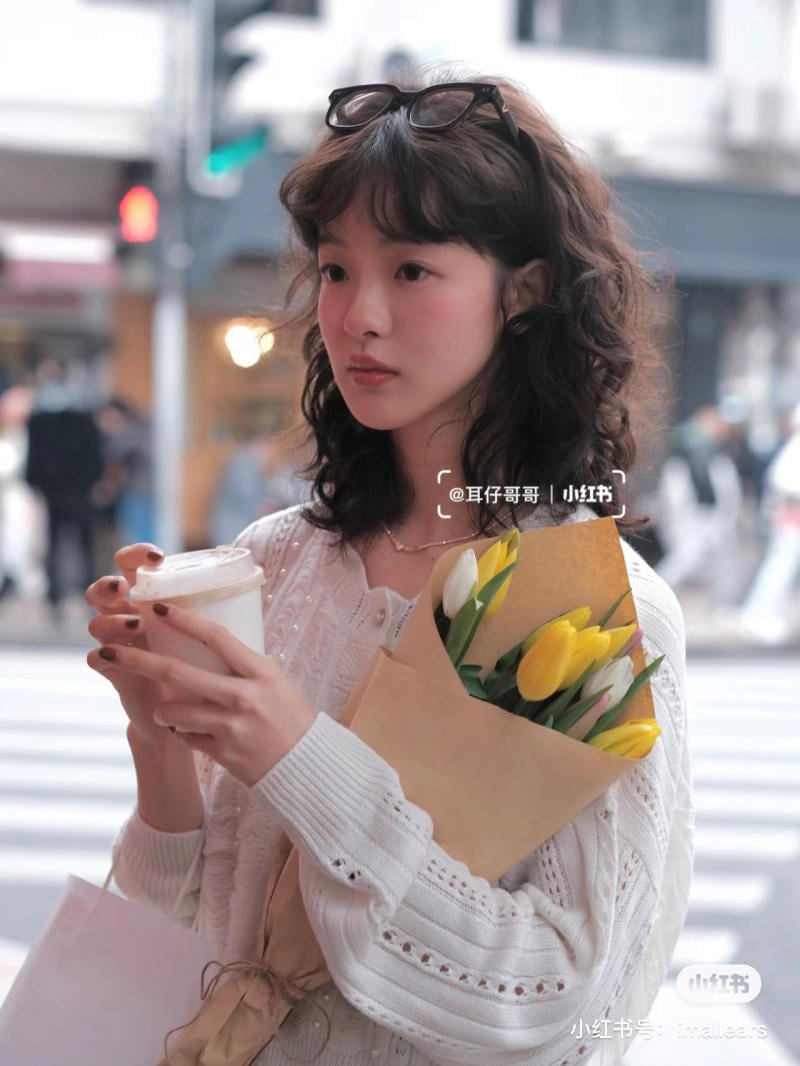 cắt tóc ngang vai xoăn hippie