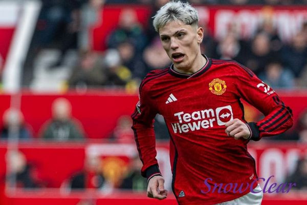Cầu thủ bóng đá trẻ Alejandro Garnacho với chiếc áo số 17 của Manchester United