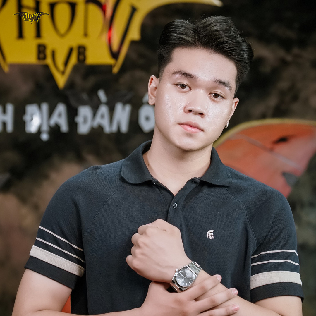 Chàng trai công sở với Side Part Texture vuốt ngược hiện đại