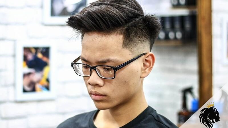 Chàng trai đang tạo kiểu tóc Short Quiff với sản phẩm sáp vuốt tóc