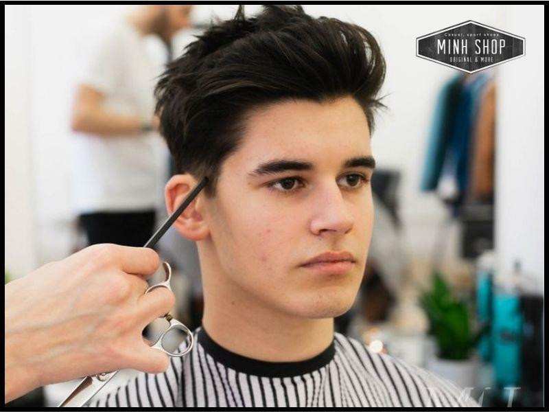 Chàng trai điển trai với kiểu tóc Quiff uốn xoăn
