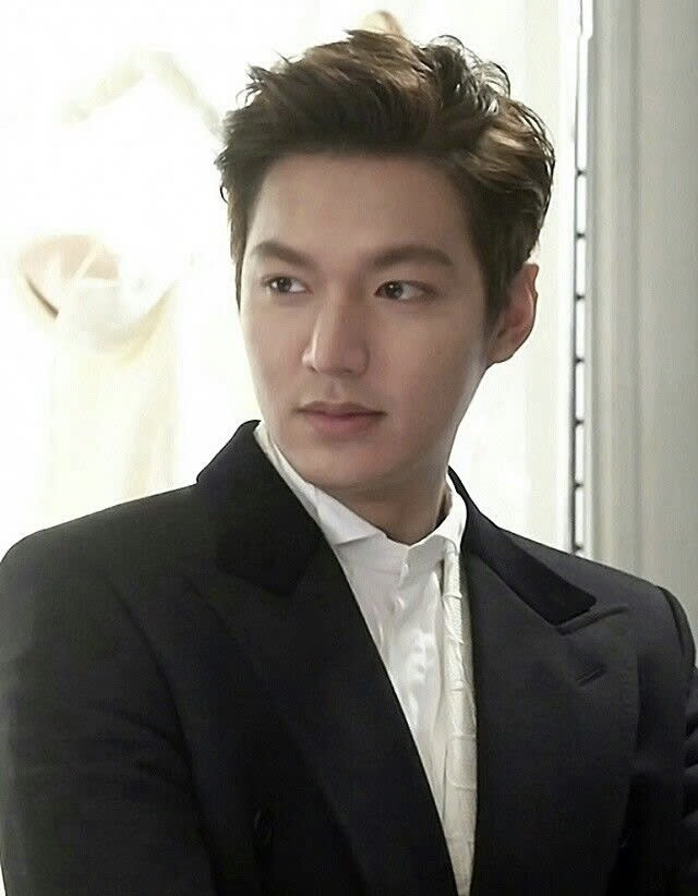 Chàng trai Hàn Quốc với kiểu tóc Two Block hiện đại