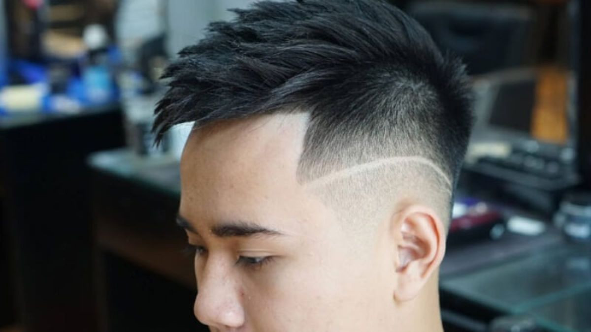 Chàng trai năng động với kiểu tóc cắt hai bên rẽ 7/3 và mái dài phong cách