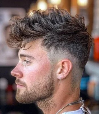 Chàng trai năng động với kiểu tóc Faux Hawk