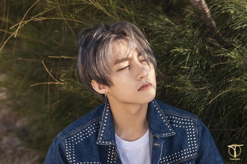 Chàng trai nổi bật với kiểu tóc middle part nhuộm màu sáng thời thượng