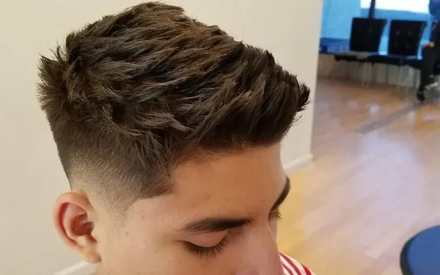 Chàng trai trẻ trung với kiểu tóc Spiky cá tính