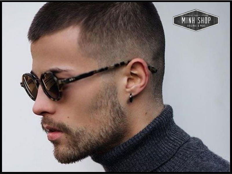 Chàng trai với kiểu tóc Buzz Cut gọn gàng