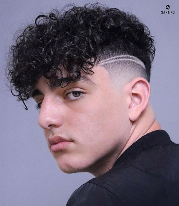 Chàng trai với kiểu tóc Faux Hawk, một kiểu tóc nam đẹp năm 2024 cá tính mà thanh lịch
