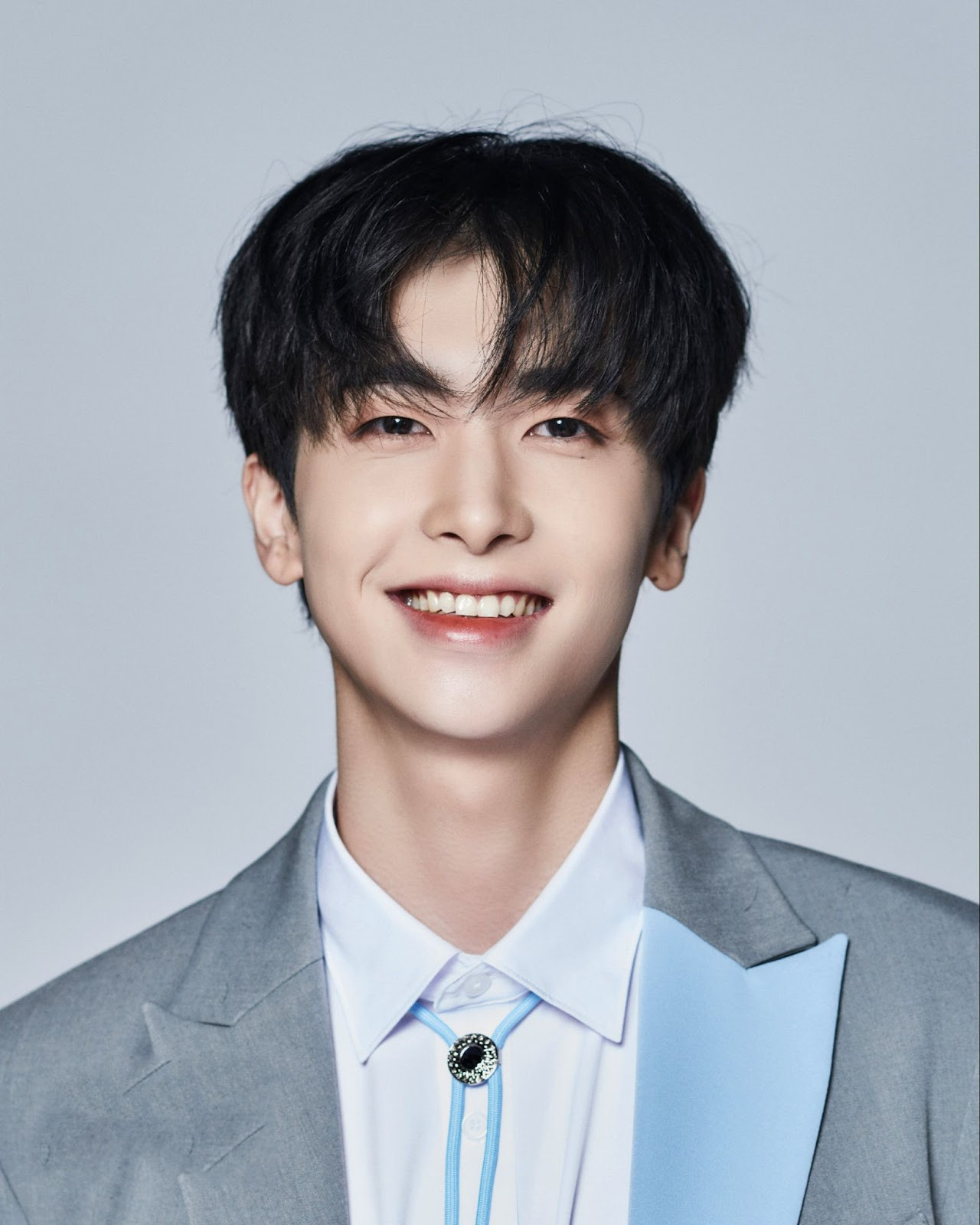 Chàng trai với kiểu tóc Layer Hàn Quốc thanh lịch chụp ảnh tốt nghiệp