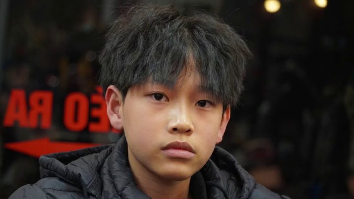 Chàng trai với kiểu tóc ruffled nam và phụ kiện cá tính