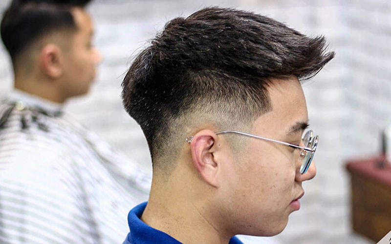 Chàng trai với kiểu tóc Short Quiff Undercut sắc sảo và hiện đại