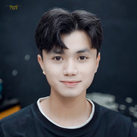 Chàng trai với kiểu tóc Side Part cổ điển tạo vẻ lịch lãm