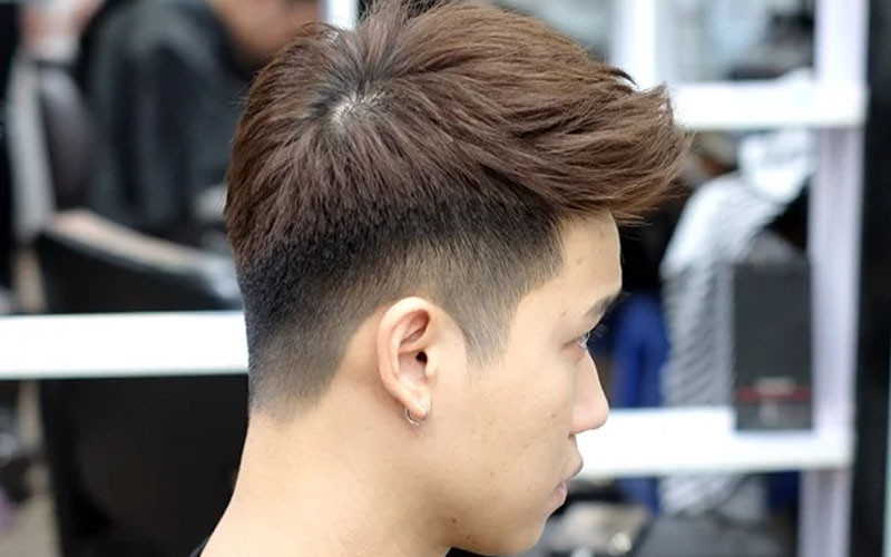 Chàng trai với kiểu tóc Textured Short Quiff nhiều lớp đầy phá cách