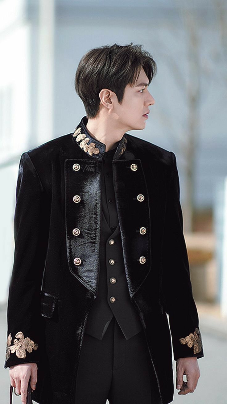 Chàng trai với tóc Crop ngắn gọn gàng, thể thao