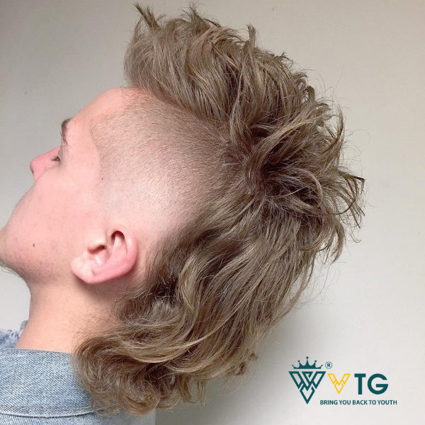 Chàng trai với tóc mohican gáy nhọn uốn xoăn bồng bềnh