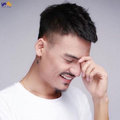 Chàng trai với tóc ngắn nam 3 phân lịch lãm