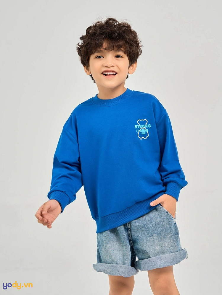 Chuẩn bị dụng cụ cắt tóc cho bé trai 3 tuổi tại nhà