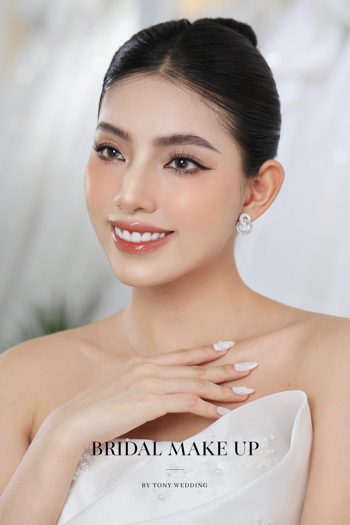 Cô dâu kiểu tóc búi cao thanh lịch