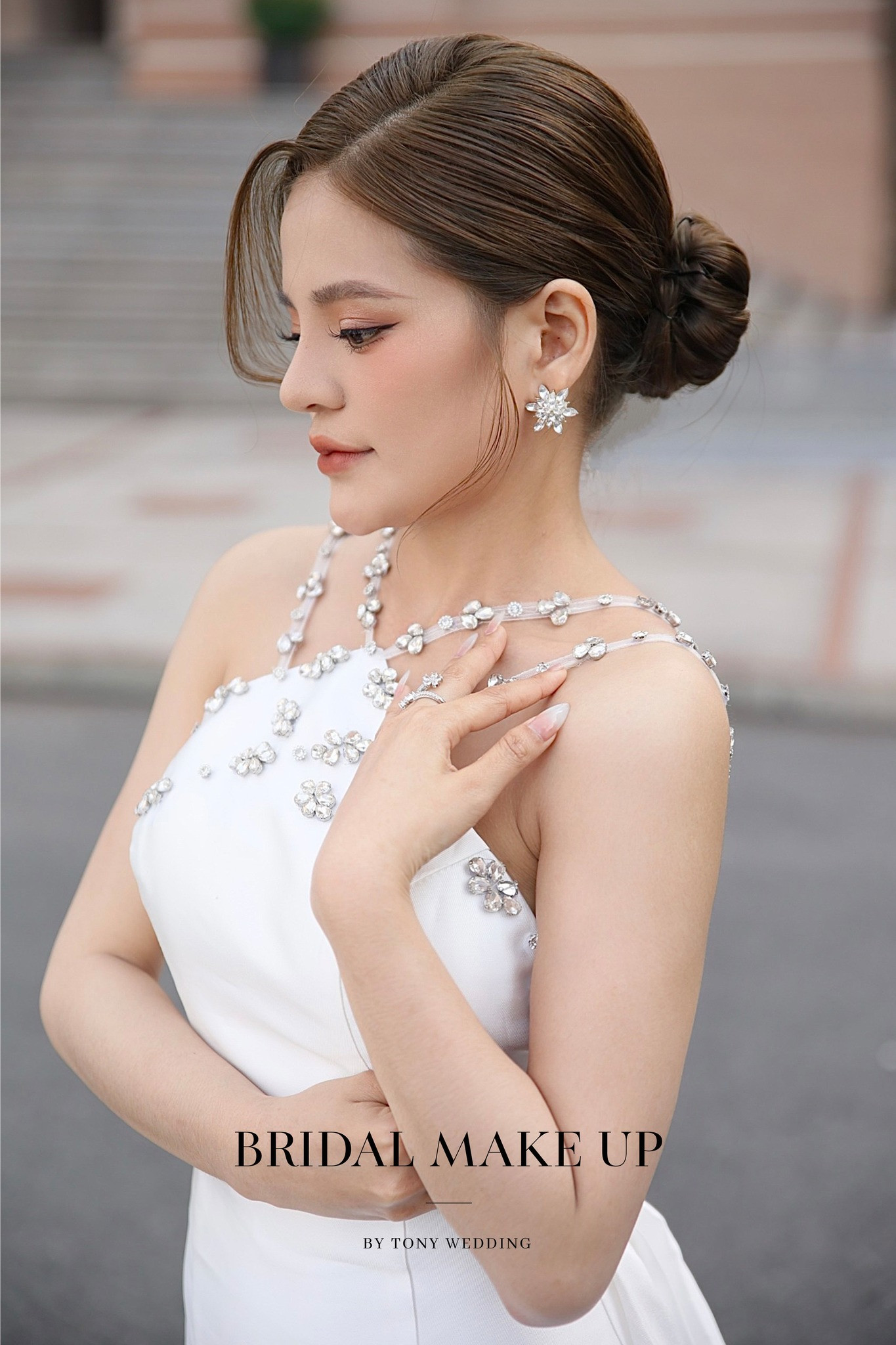 Cô dâu thanh lịch với kiểu tóc búi thấp kiểu Hàn Quốc, cài hoa lụa tinh tế