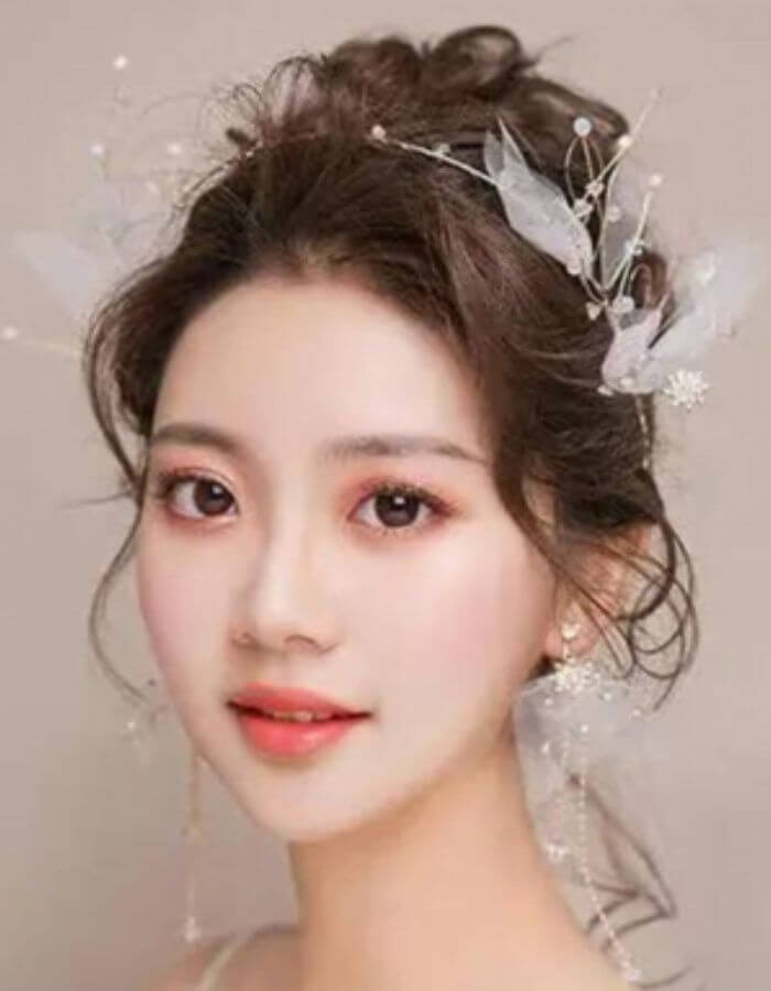 cô dâu tóc ngắn mặc áo dài búi cao