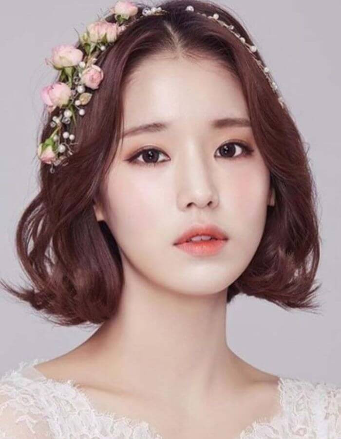 cô dâu tóc ngắn mặc áo dài đội vòng hoa