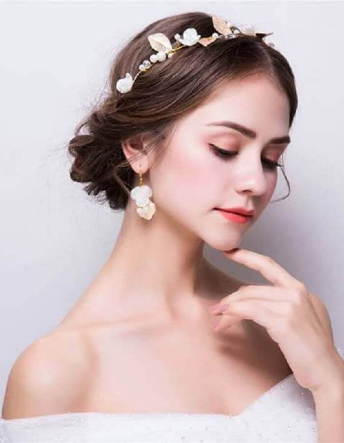 cô dâu tóc ngắn mặc áo dài gắn phụ kiện