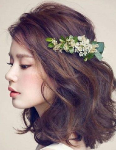 cô dâu tóc ngắn mặc áo dài uốn xoăn gợn sóng