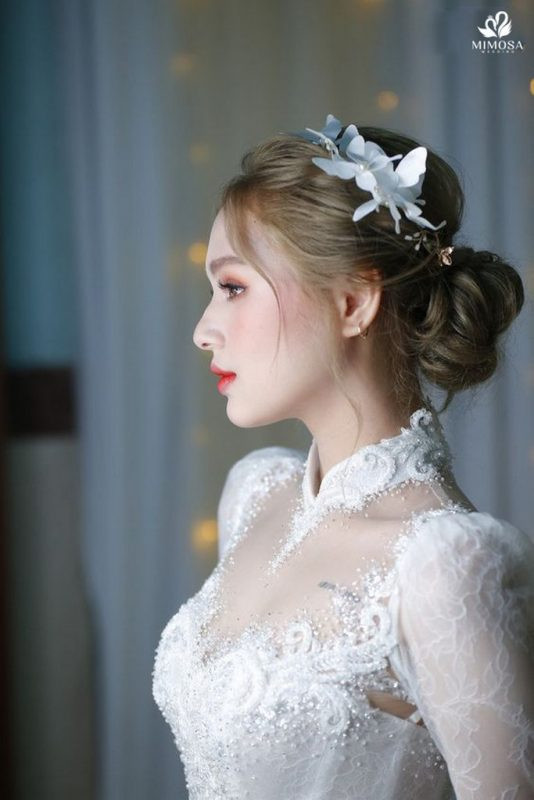 Cô dâu với kiểu tóc mái thưa và tóc dài uốn nhẹ