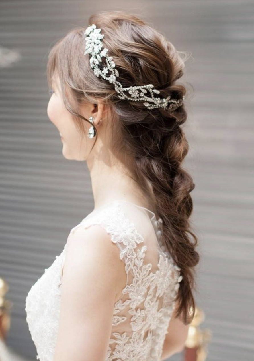 cô dâu với kiểu tóc tết Boho Hàn Quốc