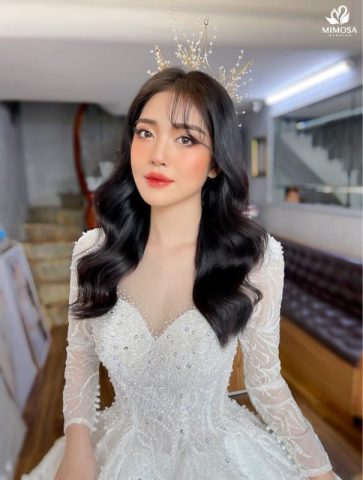 Cô dâu xinh đẹp với kiểu tóc cô dâu thả tự nhiên gợn sóng nhẹ nhàng