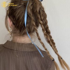 Cô gái cá tính với mái tóc tết nhiều bím, dễ dàng tạo ấn tượng mạnh mẽ tại buổi tiệc.