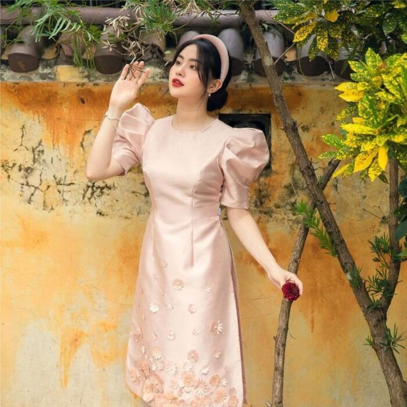 Cô gái cài băng đô nhung cổ điển với tóc búi thấp khi mặc áo dài