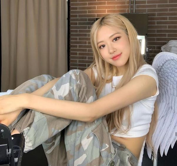 Cô gái Kim Ngưu với mái tóc dài nhuộm sáng nhẹ nhàng, tinh tế