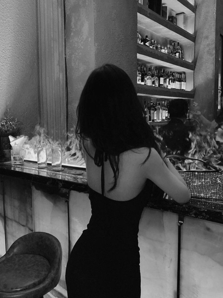 Cô gái tóc dài đứng một mình trên bờ biển vắng vẻ, mái tóc tung bay trong gió, biểu cảm cô đơn khi nhìn ra xa