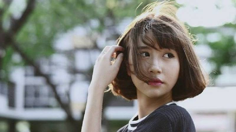 Cô gái tóc ngắn đang cười rạng rỡ, thể hiện sự vui vẻ khi thả thính tóc ngắn