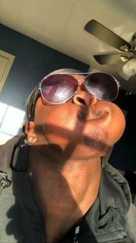 Cô gái tóc ngắn dễ thương với biểu cảm ngạc nhiên