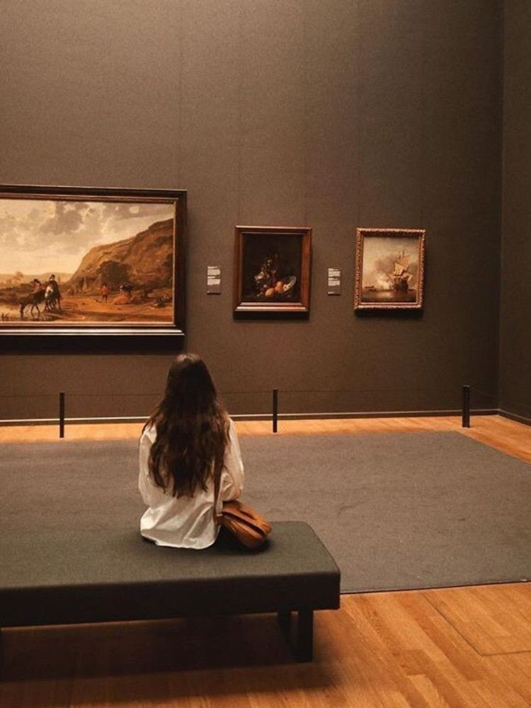 Cô gái tóc ngắn đứng nhìn ra bờ sông lúc hoàng hôn