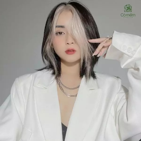 Cô gái tóc ngắn gảy line mái màu xanh dương nổi bật