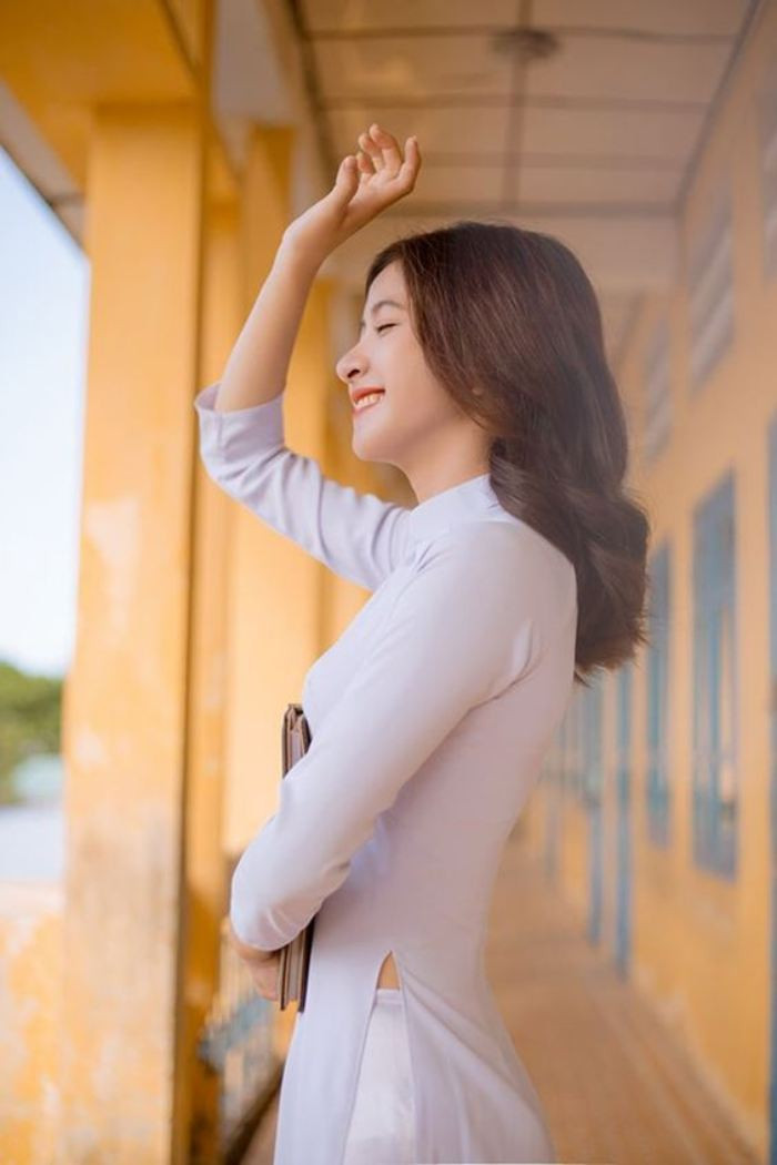 Cô gái tóc ngắn uốn sóng lơi nhẹ nhàng kết hợp áo dài học sinh