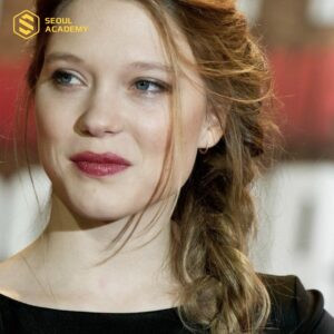 Cô gái trẻ trung với kiểu tóc thắt bím lệch đi dự tiệc, mang vẻ đẹp năng động.