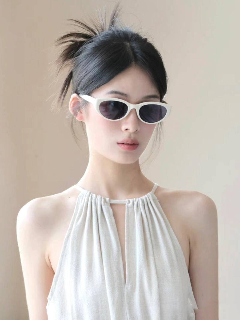 Cô gái trẻ với mái tóc dài được cột cao gọn gàng, thể hiện vẻ đẹp cá tính