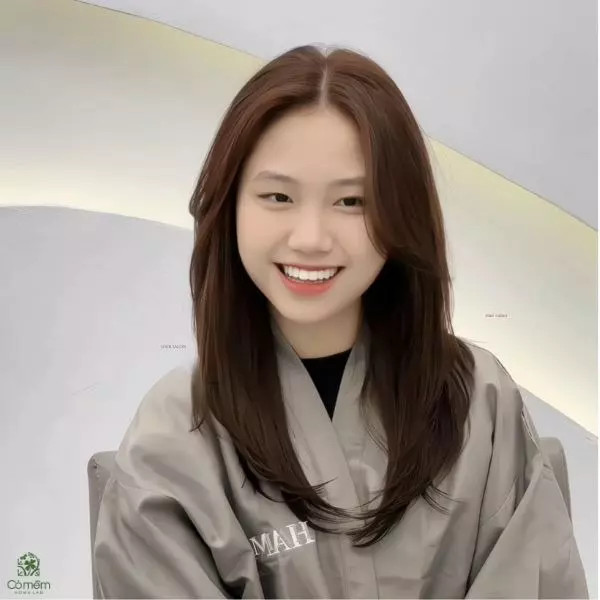 Cô gái trẻ với mái tóc layer ngắn nhuộm highlight, một trong các kiểu tóc hot 2024 phong cách