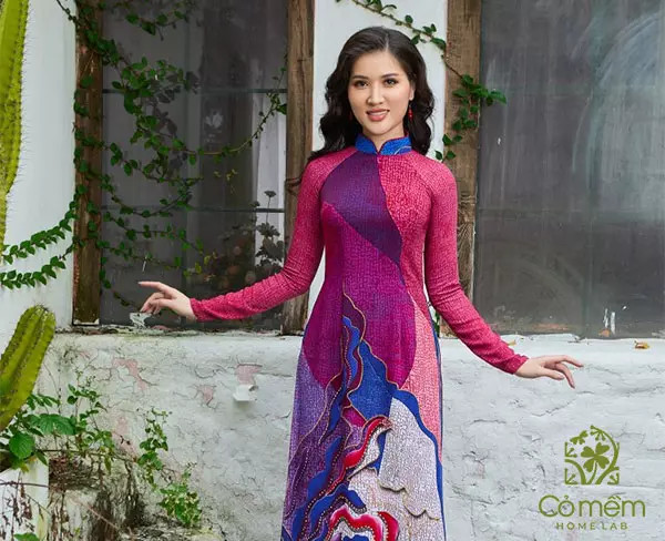 Cô gái Việt dịu dàng với kiểu tóc xoăn gợn sóng mái giữa khi mặc áo dài