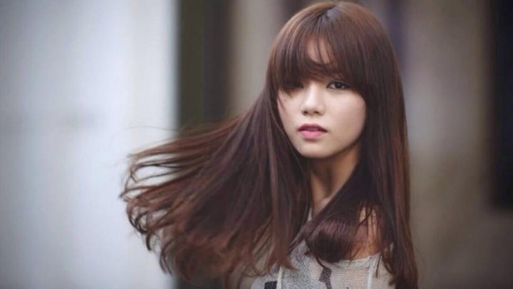 Cô gái với kiểu tóc bob duỗi phồng tự nhiên màu nâu sáng