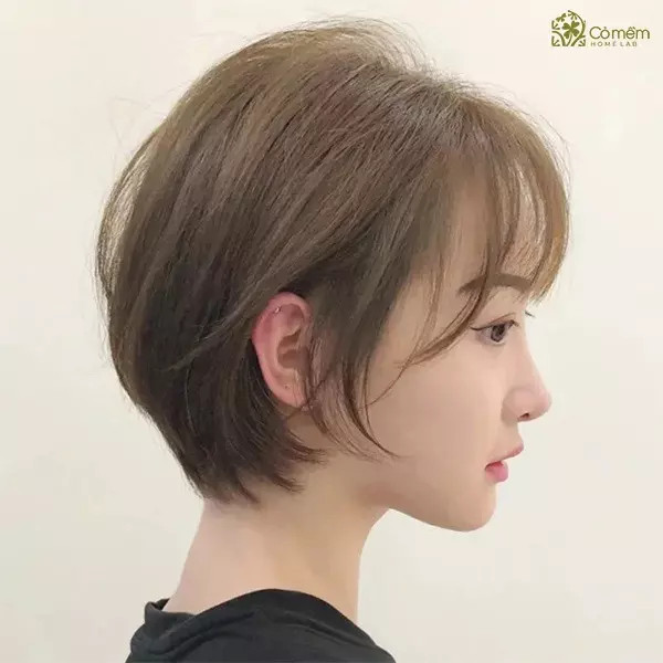Cô gái với kiểu tóc bob ngắn cho mặt vuông, kết hợp mái bay tạo vẻ nhẹ nhàng và nữ tính