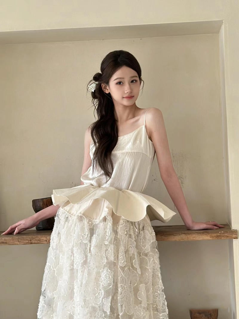 Cô gái với kiểu tóc búi lệch quyến rũ, tôn lên bờ vai thanh mảnh