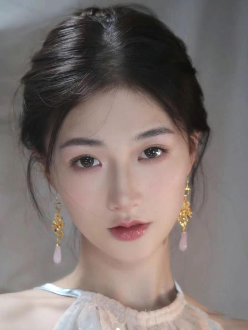 Cô gái với kiểu tóc búi thấp nhẹ nhàng, toát lên vẻ tiểu thư đài các