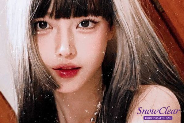 Cô gái với kiểu tóc con sứa nữ hiện đại che đi góc cạnh khuôn mặt